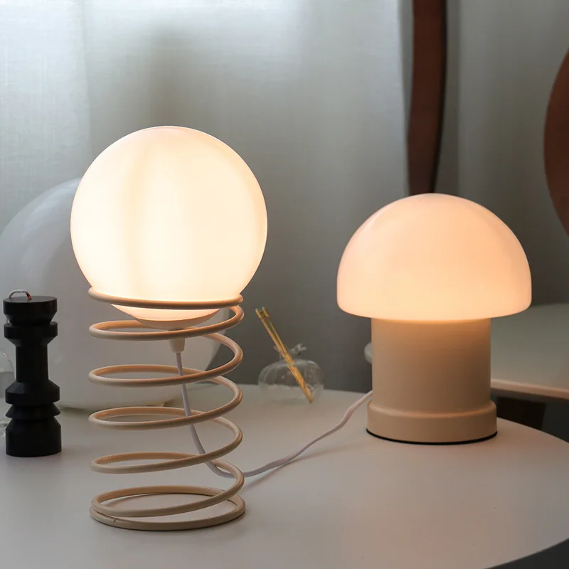 Bauhaus Spring Glass Table Lam - огляд і ціна Desk Setup Vintage